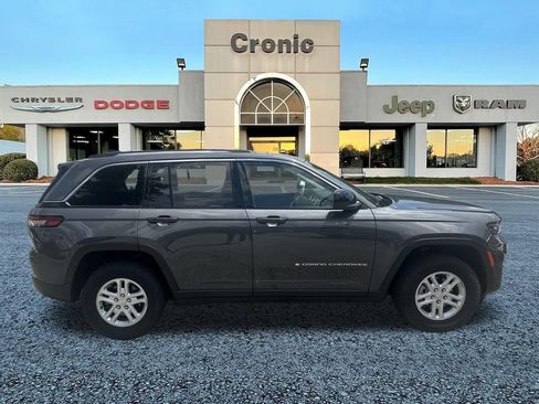 Used 2023 Jeep Grand Cherokee Laredo AWD/4WD image 2