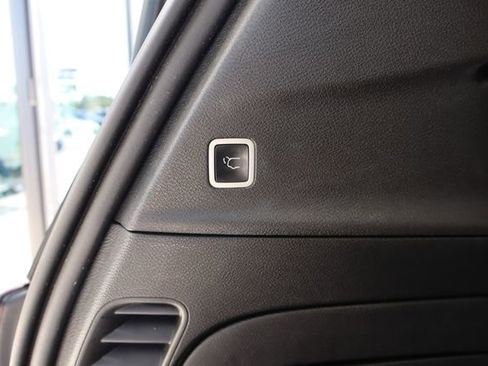 Used 2019 Chrysler Pacifica Limited w/ Advanced Safetytec Group FWD image 18