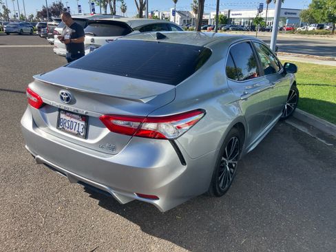 Used 2020 Toyota Camry SE w/ Sunroof Package FWD image 3