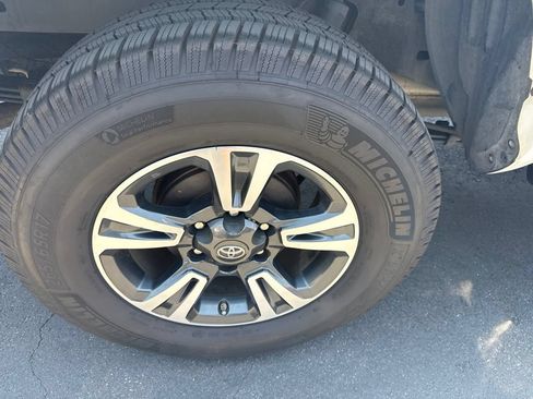 Used 2017 Toyota Tacoma 2WD Double Cab image 17