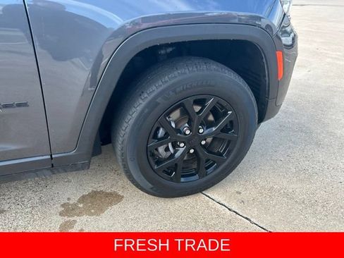 Used 2024 Jeep Grand Cherokee Altitude AWD/4WD image 15