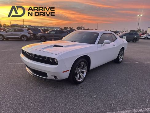 Used 2021 Dodge Challenger SXT image 1