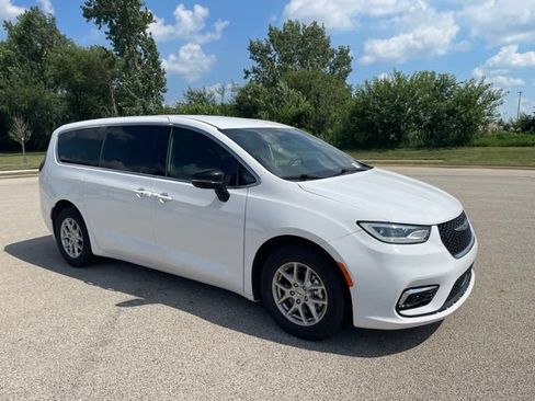 Used 2025 Chrysler Pacifica Select FWD image 1