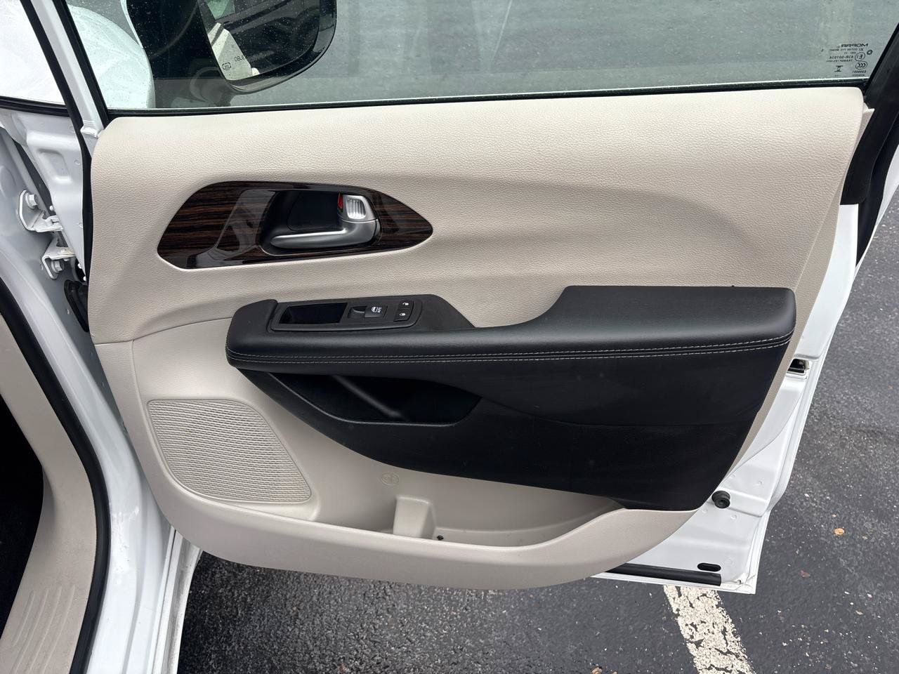 Used 2023 Chrysler Pacifica Limited FWD image 41