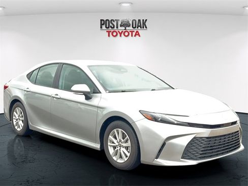 Used 2025 Toyota Camry LE image 1
