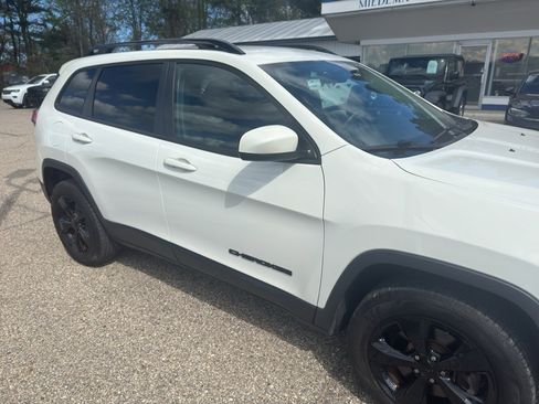 Used 2019 Jeep Cherokee Latitude w/ Cold Weather Group AWD/4WD image 14