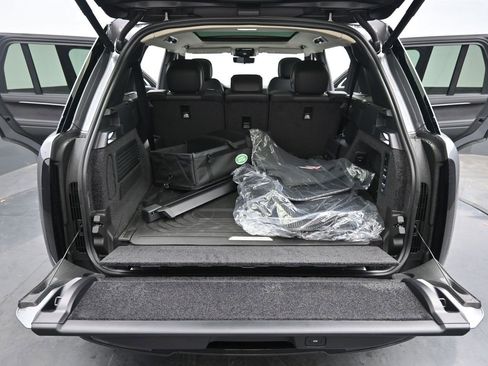 New 2025 Land Rover Range Rover Long Wheelbase SE image 18
