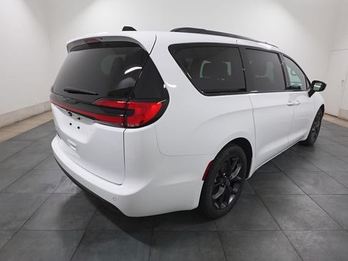 New 2026 Chrysler Pacifica Select w/ S Appearance Package FWD image 6