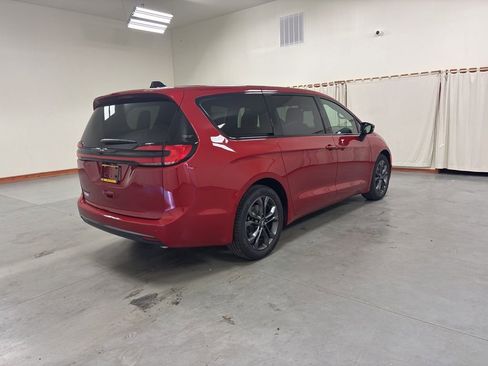 New 2026 Chrysler Pacifica Select image 8