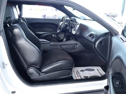 Used 2017 Dodge Challenger R/T Scat Pack w/ Leather Interior Group RWD image 30