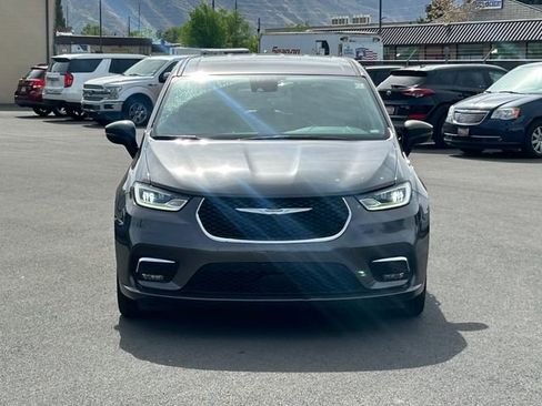 Used 2023 Chrysler Pacifica Touring-L FWD image 9