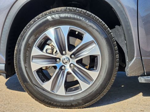 Used 2021 Toyota Highlander XLE image 14