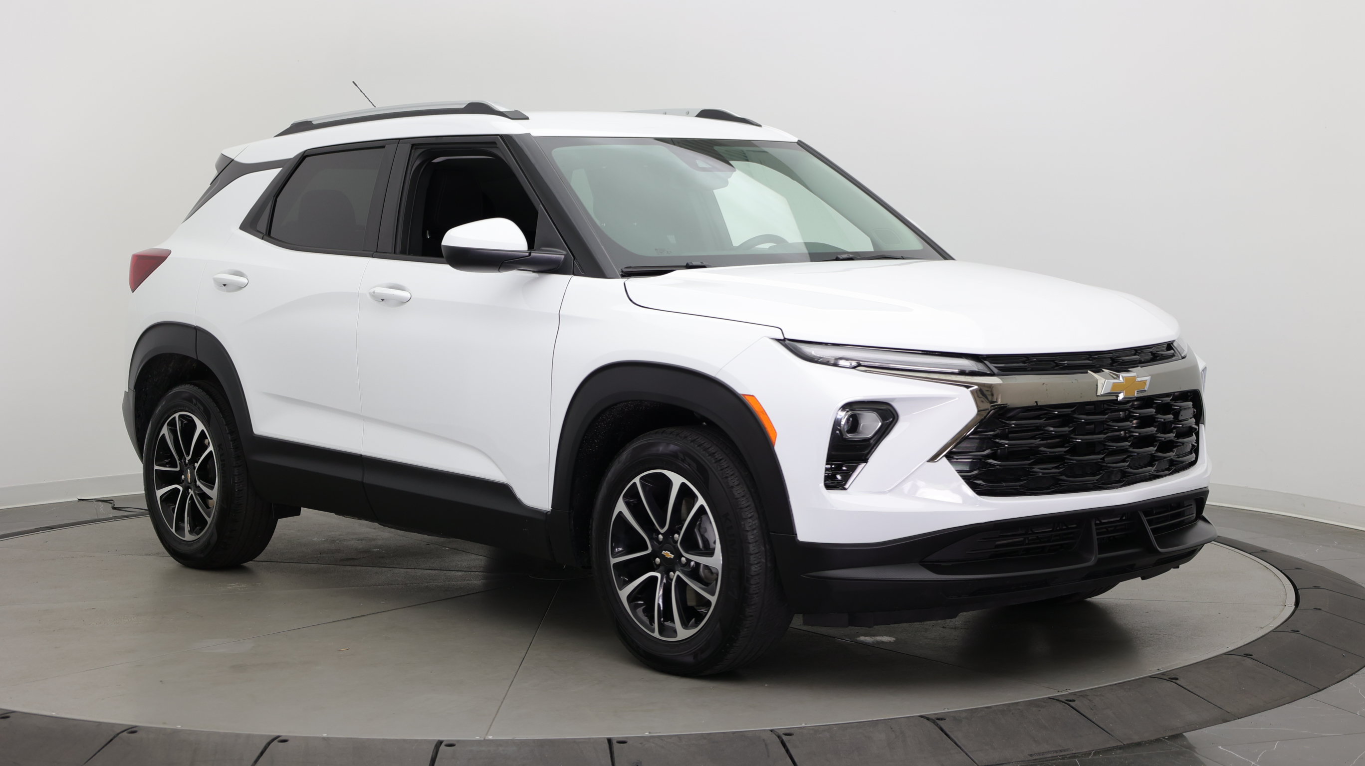 Used 2026 Chevrolet TrailBlazer LT FWD image 3