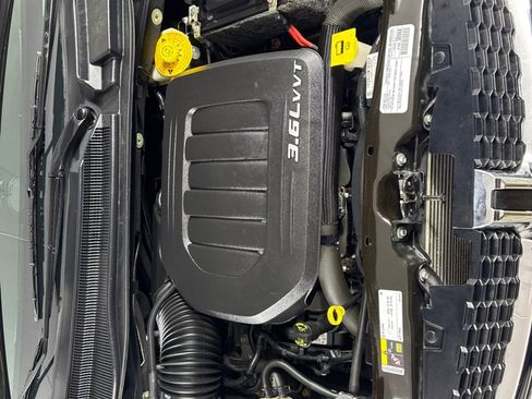 Used 2016 Dodge Grand Caravan SE image 27