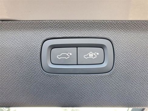 Used 2025 Volvo XC90 B6 Plus image 36