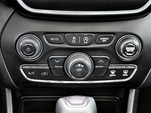 Used 2020 Jeep Cherokee Latitude Plus FWD image 18
