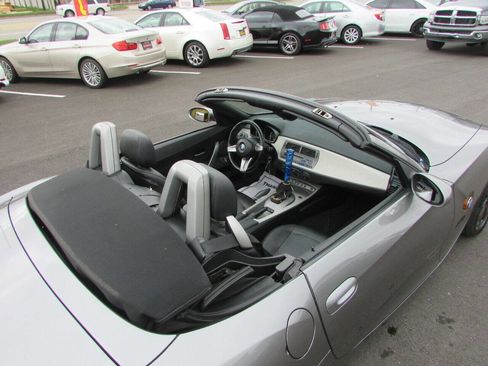 Used 2003 BMW Z4 2.5i image 64