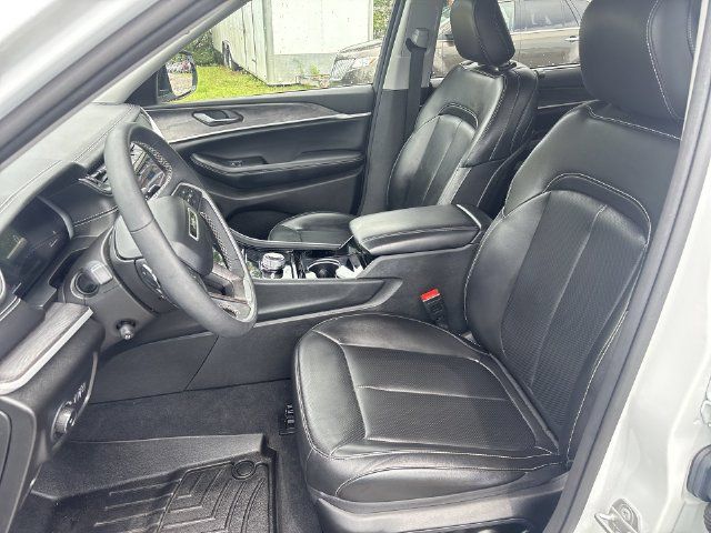 Used 2023 Jeep Grand Cherokee L Limited w/ Luxury Tech Group II AWD/4WD image 11
