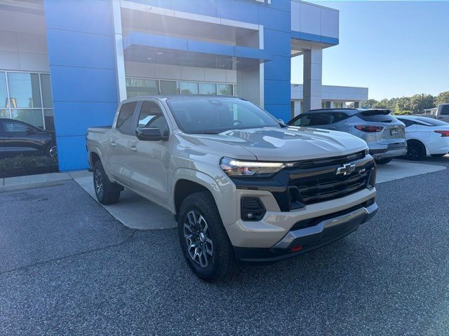 Used 2024 Chevrolet Colorado Z71 w/ Z71 Convenience Package 2 AWD/4WD image 3