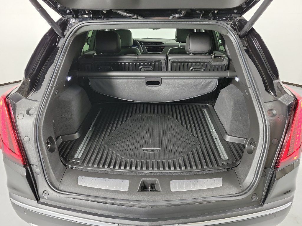 Used 2023 Cadillac XT5 Premium Luxury w/ Technology Package FWD image 9