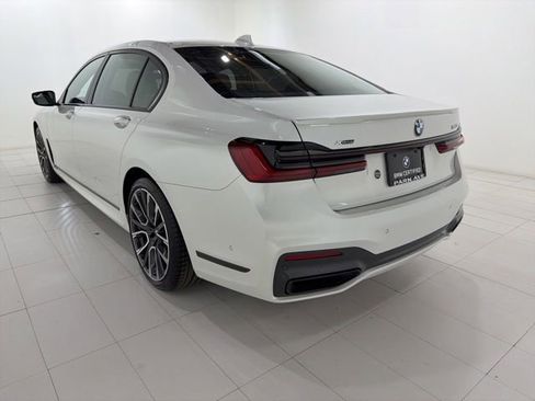 Used 2022 BMW 750i xDrive w/ Luxury Rear Seating Package AWD/4WD image 3