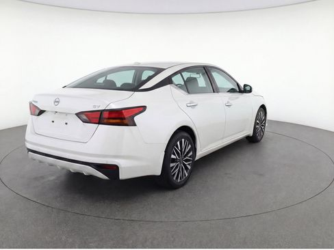 Used 2024 Nissan Altima 2.5 SV image 9