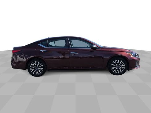 Used 2024 Nissan Altima 2.5 SV FWD image 9