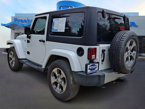 Used 2018 Jeep Wrangler Sahara w/ Connectivity Group AWD/4WD image 4