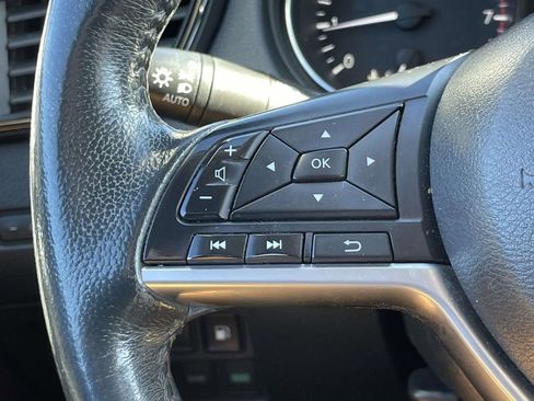 Used 2018 Nissan Rogue SV image 20