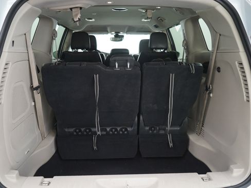 Used 2022 Chrysler Pacifica Touring-L w/ Uconnect Theater Family Group FWD image 9