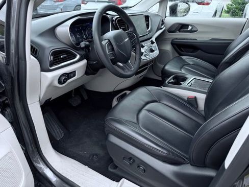 Used 2023 Chrysler Pacifica Touring-L FWD image 19