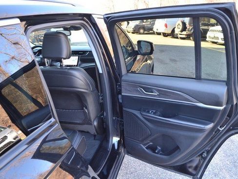 Used 2023 Jeep Grand Cherokee Altitude image 37