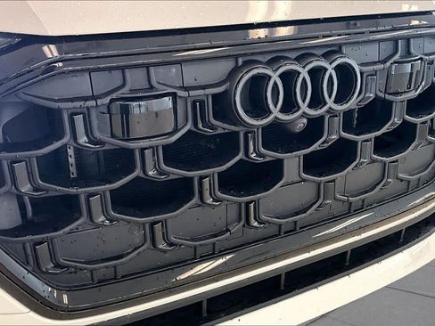 Used 2025 Audi SQ8 Prestige AWD/4WD image 28