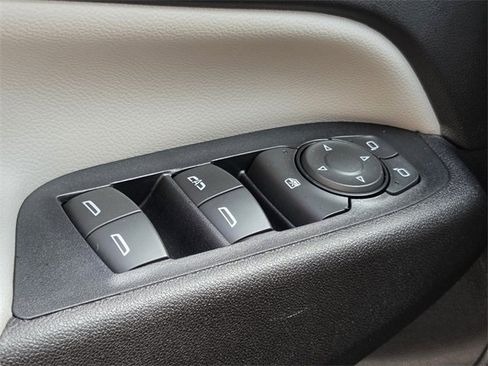 Used 2018 Chevrolet Equinox Premier image 37