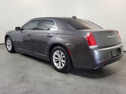 Used 2018 Chrysler 300 Touring RWD image 5