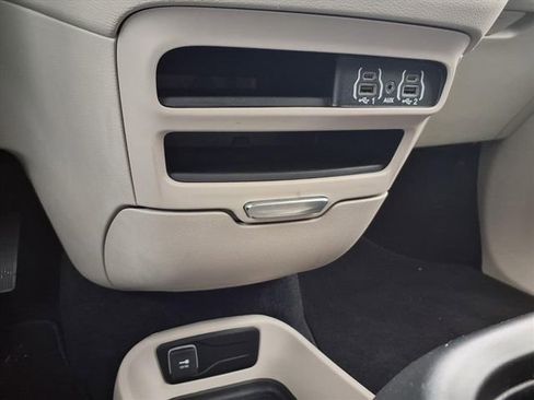 Used 2023 Chrysler Pacifica Touring-L image 11