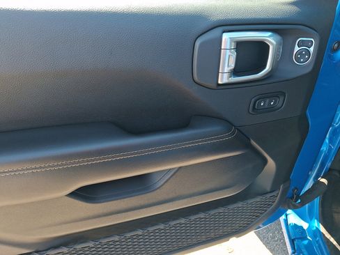 Used 2025 Jeep Wrangler Sahara image 22