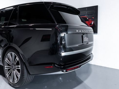 Used 2024 Land Rover Range Rover Long Wheelbase SE image 12