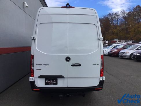 Used 2022 Mercedes-Benz Sprinter 2500 image 9