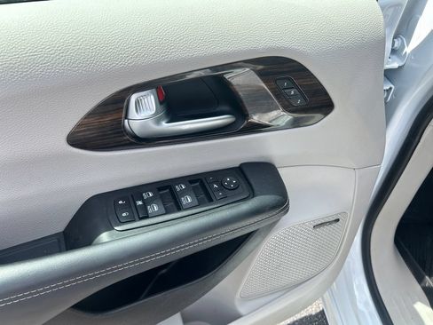 Used 2023 Chrysler Pacifica Limited w/ Uconnect Theater Family Group AWD/4WD image 13