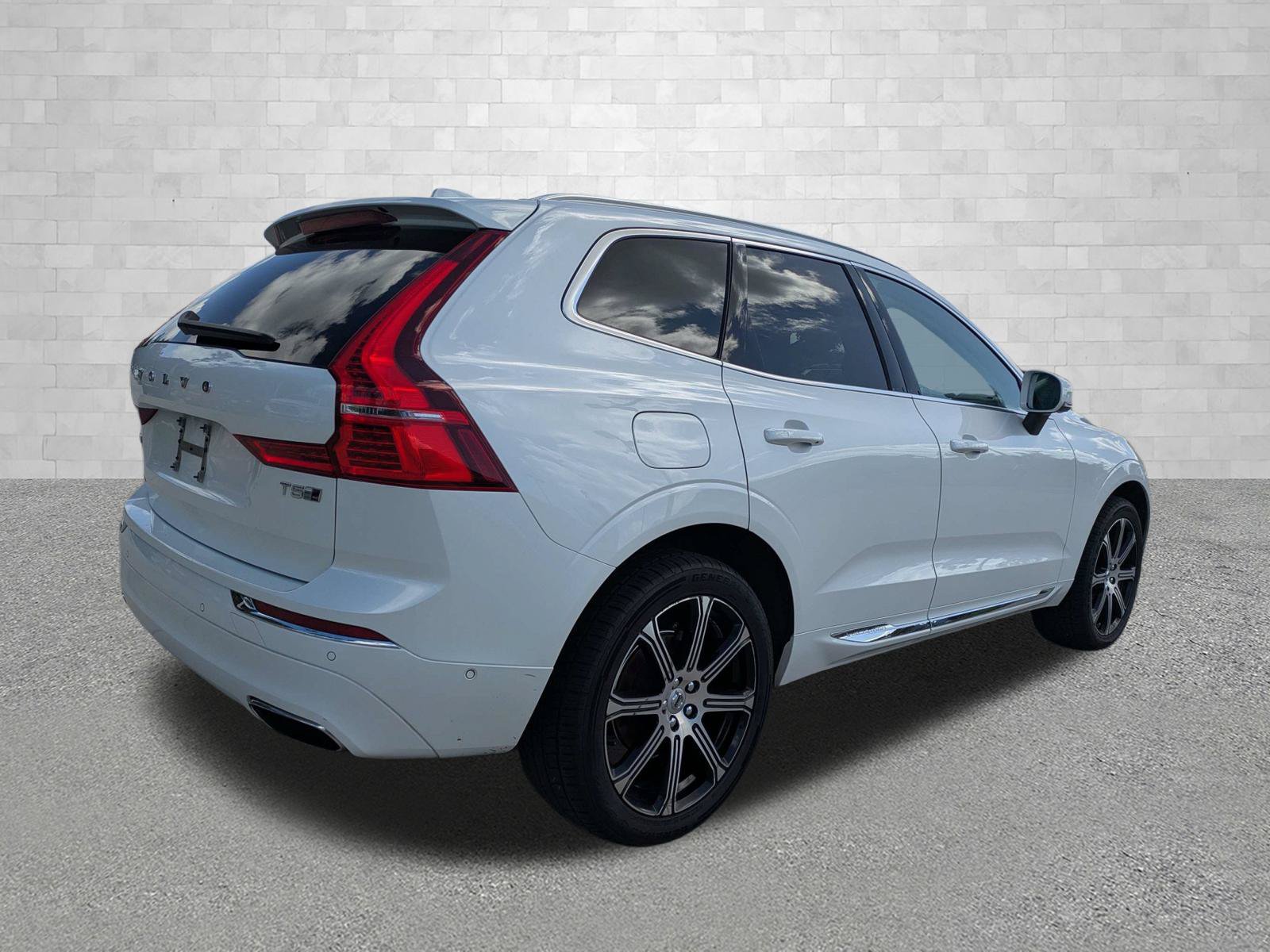 Used 2019 Volvo XC60 T5 Inscription w/ Protection Package AWD/4WD image 2