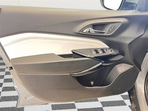 Used 2025 Chevrolet Trax LT w/ LT Convenience Package image 16