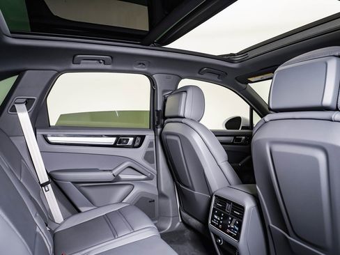 Certified 2023 Porsche Cayenne Platinum Edition image 16