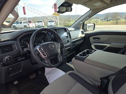 Used 2022 Nissan Titan SV image 12