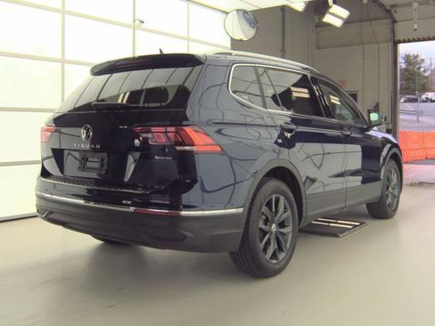 Used 2023 Volkswagen Tiguan SE w/ Panoramic Sunroof Package image 2