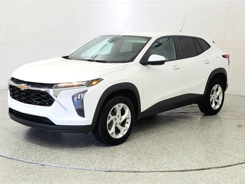 Used 2024 Chevrolet Trax LS w/ LS Convenience Package FWD image 3