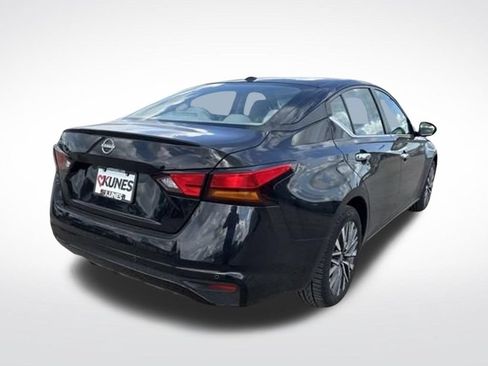 Used 2025 Nissan Altima 2.5 SV FWD image 15