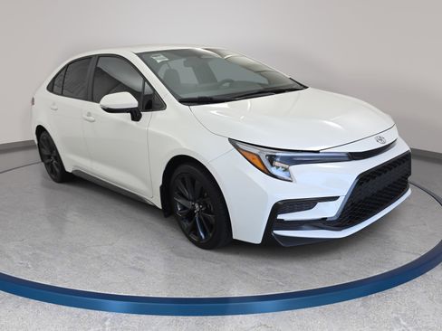 Used 2024 Toyota Corolla SE FWD image 3