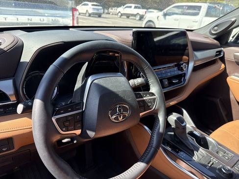 Used 2022 Toyota Highlander Platinum image 6