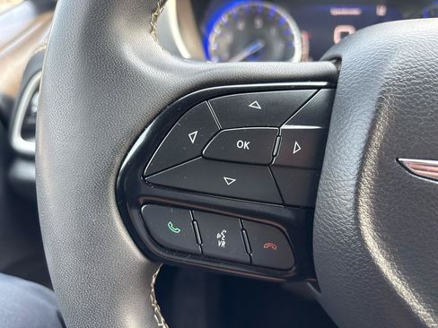 Used 2023 Chrysler Pacifica Touring FWD image 15